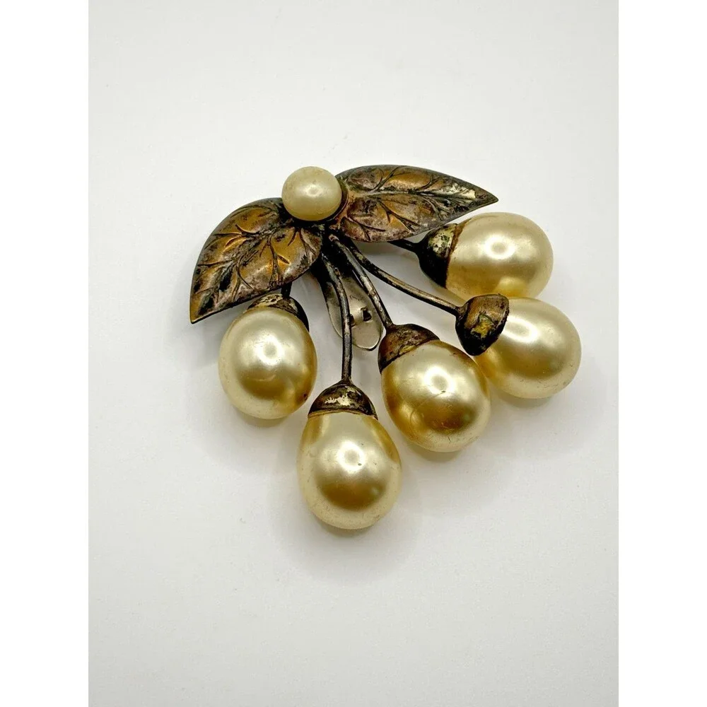 Vintage Faux Pearl Clip Teardrop Design Bronze Leafy Setting Jewelry Brooch Pin